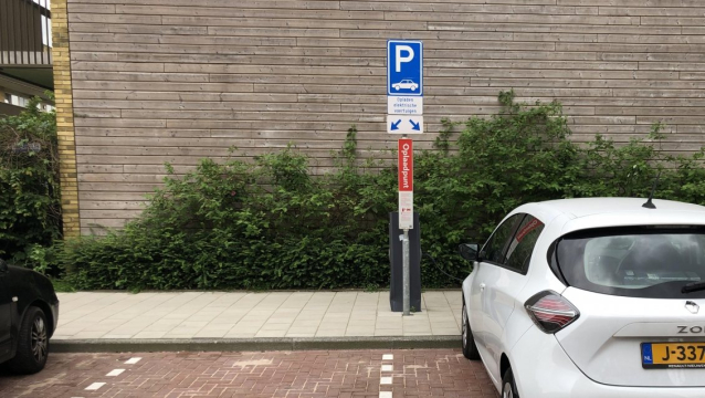 Parkeren bij een laadpaal