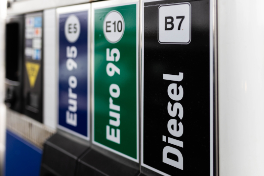 Pomp met diesel, benzine euro 95 en benzine euro 98