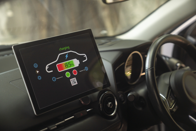 Beeldscherm toont batterijstatus tijdens regeneratief rijden, waarbij remenergie wordt teruggewonnen
