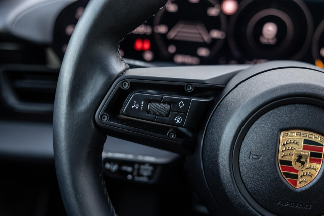 MoveMove - Porsche - Exclusieve elektrische auto's nu een koopje voor de zakelijke rijder